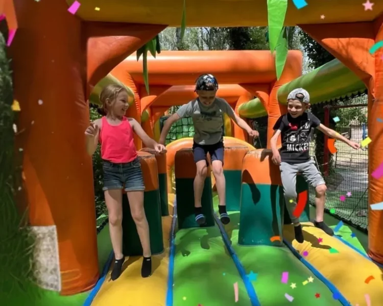 Parc de loisirs à Roquemaure, Le parc, restaurant et anniversaire insolite